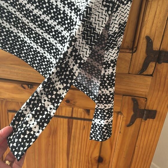 Chico’s Travelers Asymmetrical Hem Top - Picture 4 of 5